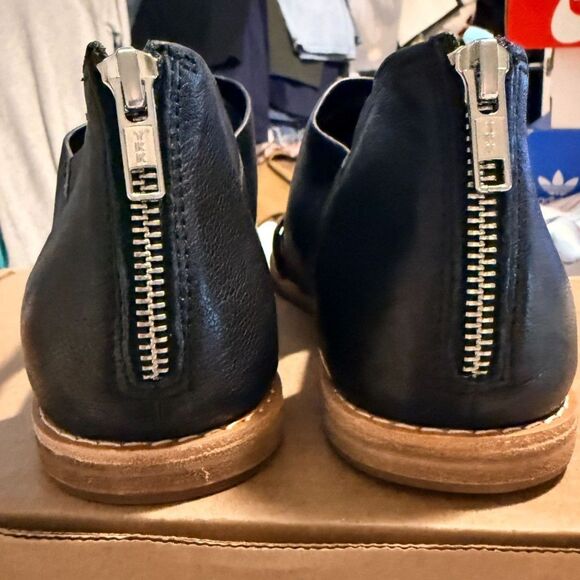 NWOB Sofft Evonne Flat Sandal in Black - Picture 11 of 12